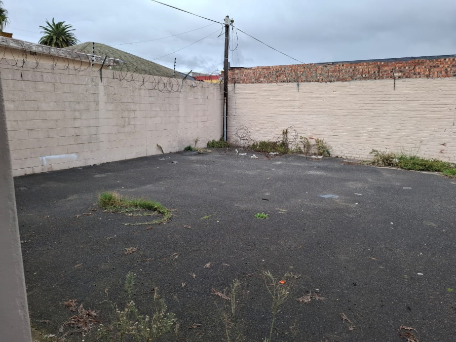 6 Bedroom Property for Sale in Oakdale Western Cape